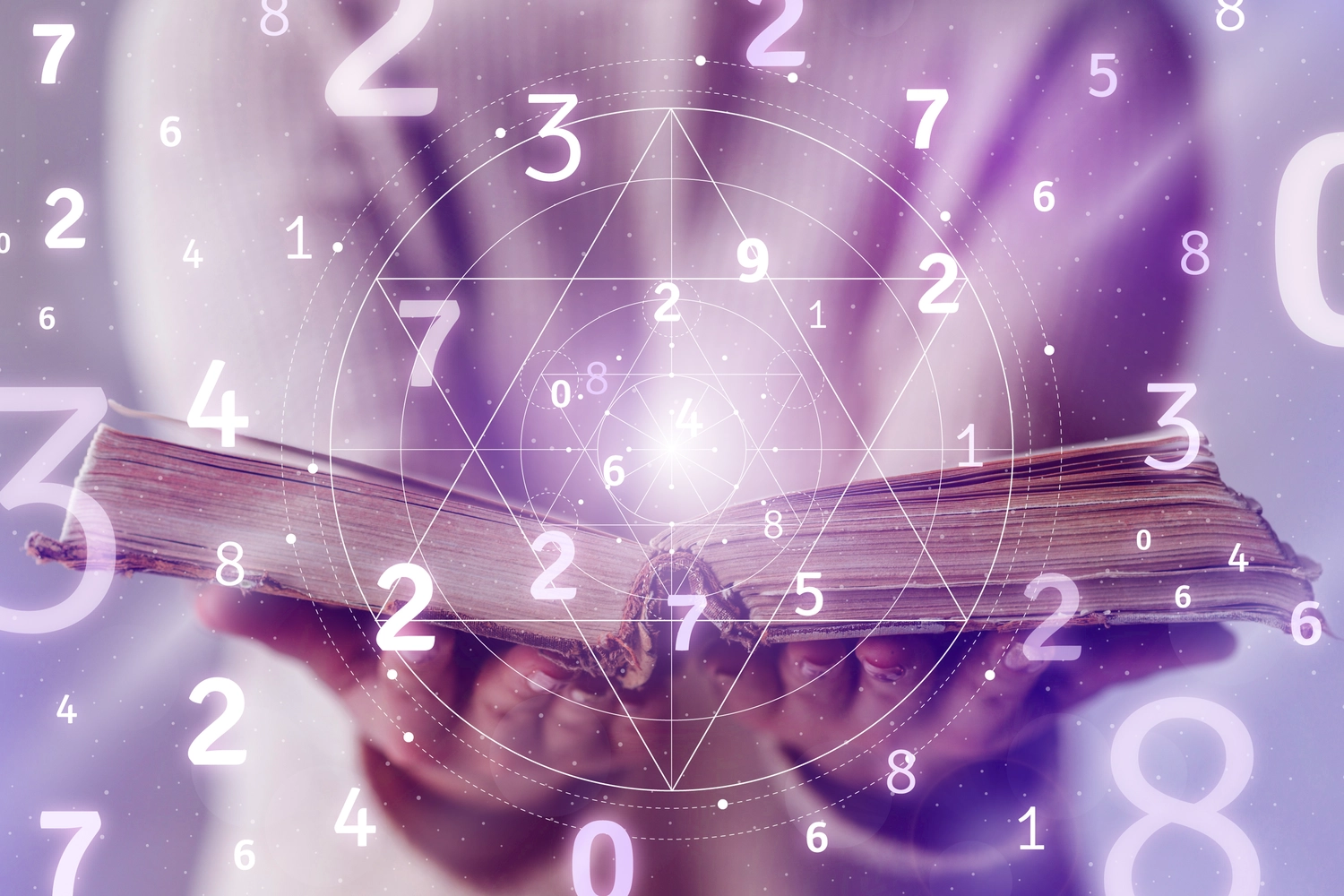 NumeroWunder - Numerologin und Thetahealing Praktikerin - Grafische Überlagerung von Numerologiezahlen und geometrischen Linien über einem violett getönten Bild von Händen, die ein offenes Buch halten.