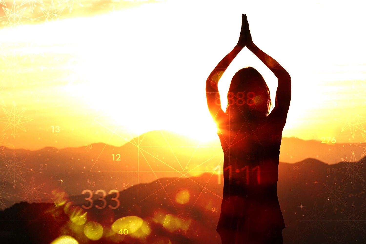 NumeroWunder - Numerologin und Thetahealing Praktikerin - Eine Person mit erhobenen Händen, deren Silhouette sich vor einem hellen Sonnenaufgang in den Bergen abzeichnet.