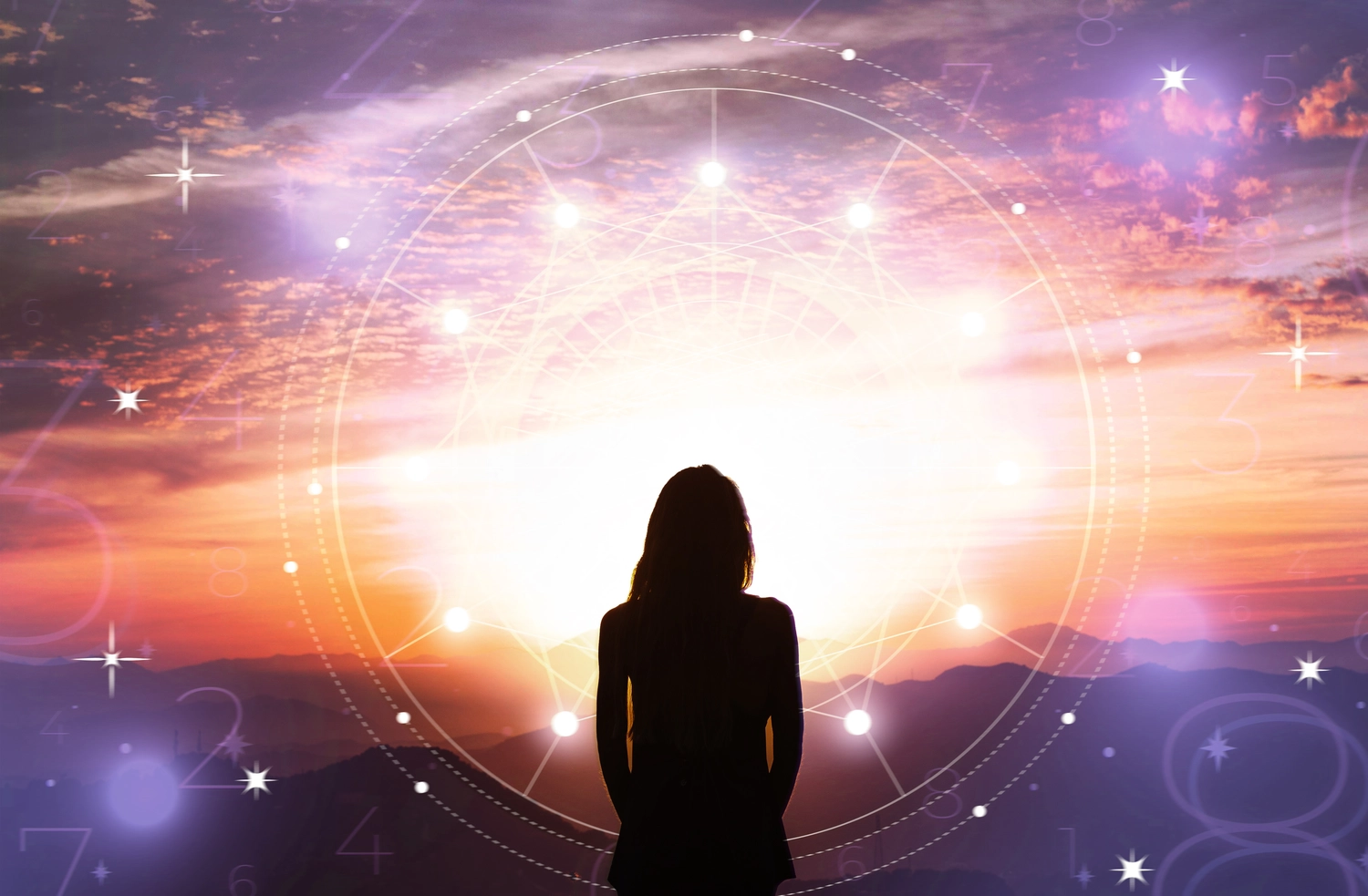 NumeroWunder - Numerologin und Thetahealing Praktikerin - Die Silhouette einer Frau, die einen hellen, leuchtenden Sonnenaufgang über Bergen betrachtet, umrahmt von einem mystischen astrologischen Rad und funkelnden Sternen.
